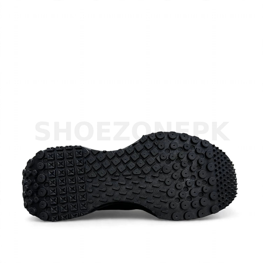 Outdoor Runner Triple Black