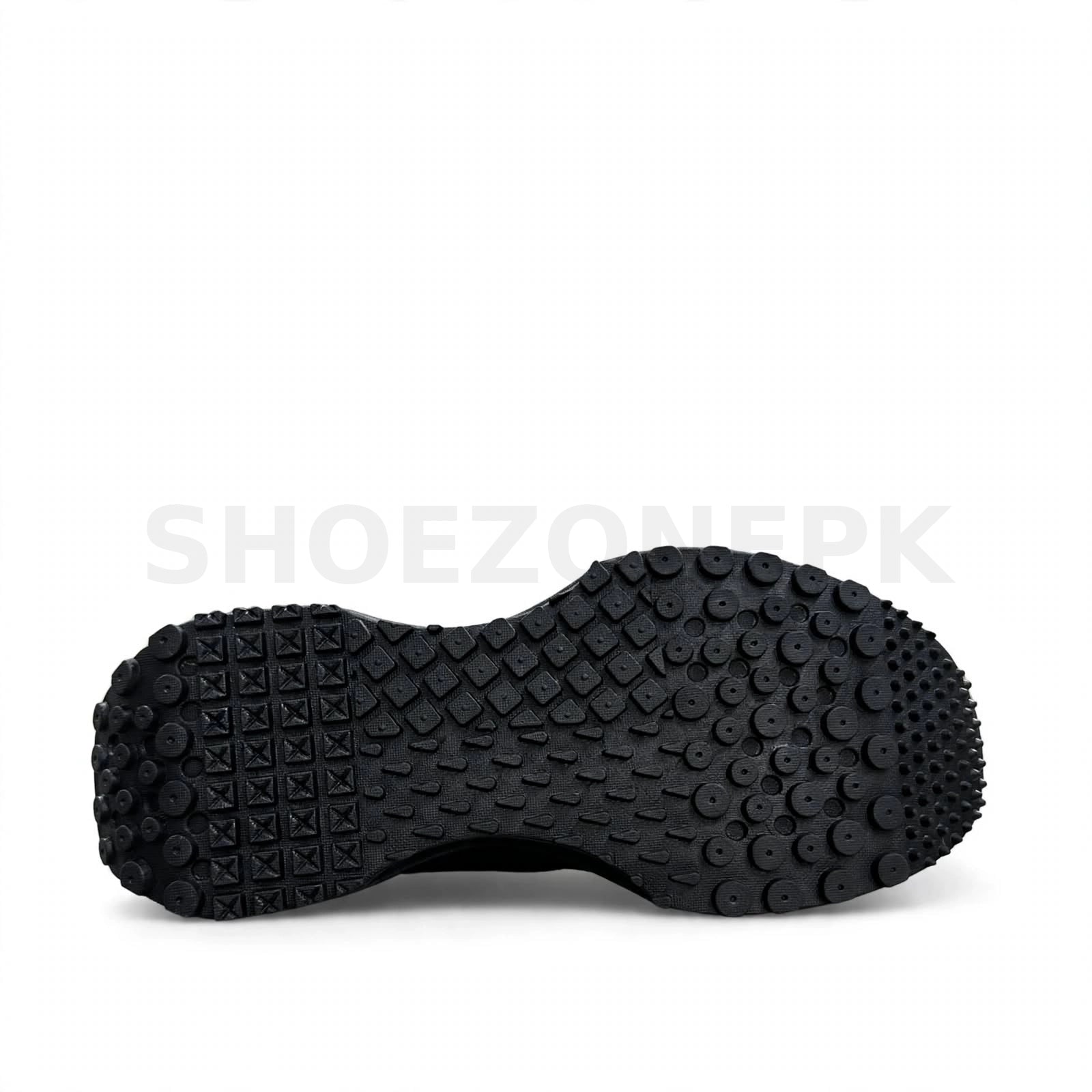 Outdoor Runner Triple Black